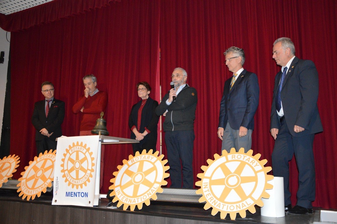 Remise du don par les membres du Rotary de Menton