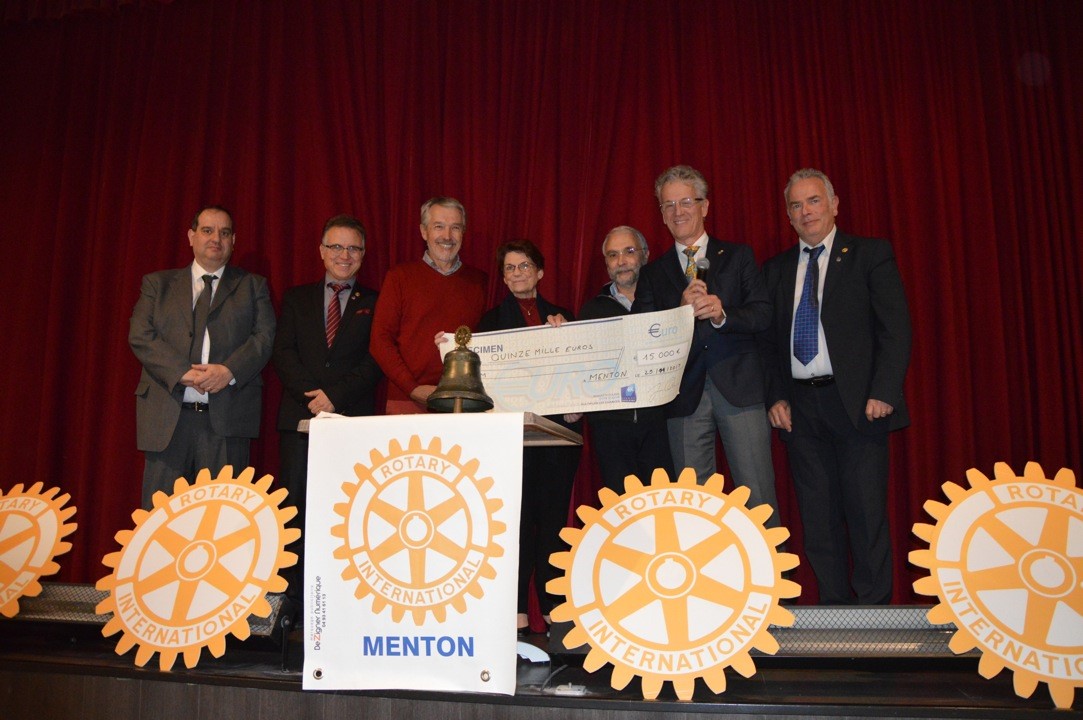Remise du don par les membres du Rotary de Menton