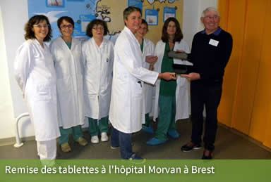 Remise des tablettes à l'hôpital Morvan à Brest